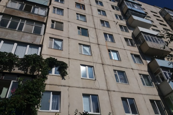 Самогубство у Чернівцях: молода дівчина стрибнула з вікна багатоповерхівки