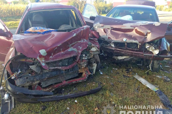 На Сокирянщині внаслідок ДТП розтрощено дві автівки 