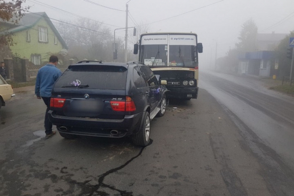 Ранкова ДТП: у Чернівцях нетверезий водій іномарки врізався у рейсовий автобус
