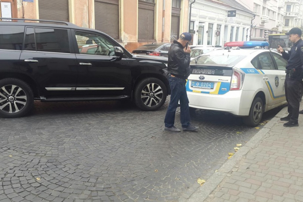 У Чернівцях ексголова райради протаранив авто поліції