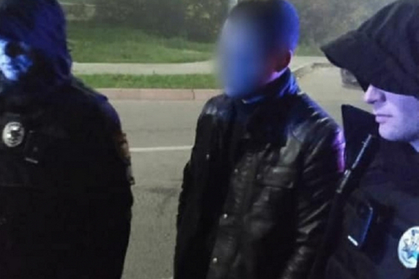 П'яний та озброєний: чернівчанин намагався втекти від поліціянтів