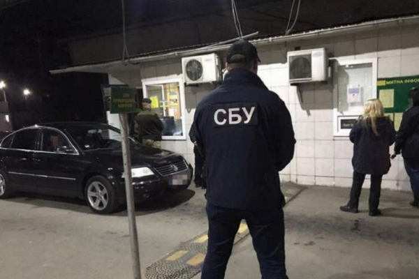На Буковинській митниці затримали посадовця, який незаконно легалізовував «євобляхи»