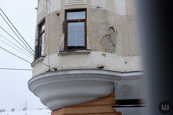 Балконопад у Чернівцях: хто відповідає за безпеку містян від «несподіванки» з неба?