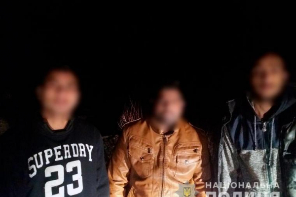 Троє нелегалів з Бангладешу намагалися пішки потрапити до Європи через буковинський кордон