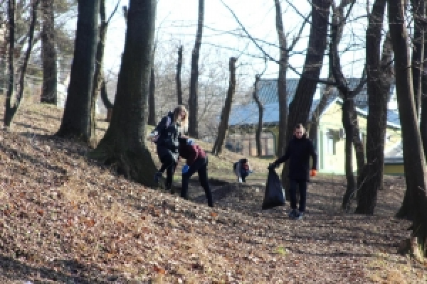 Молодь прибрала парк Шиллера у Чернівцях 