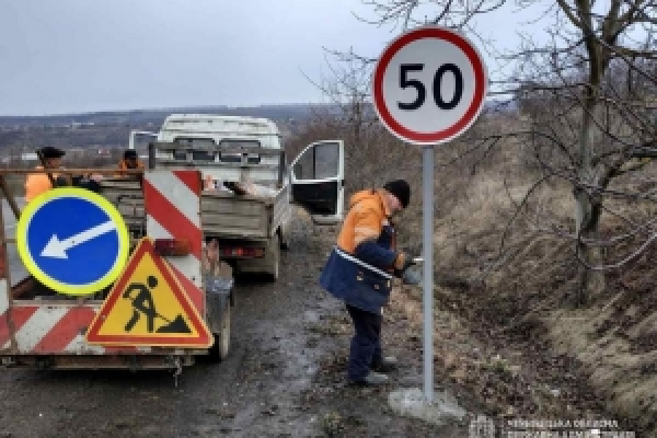 На дорогах Буковини встановлюють нові дорожні знаки