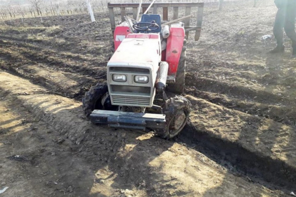 На Буковині чоловіка на смерть придавив міні-трактор