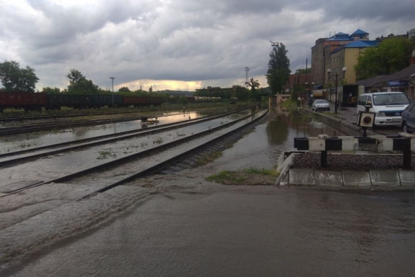 Потужна злива у Чернівцях знову затопила залізничний вокзал (ФОТО, ВІДЕО)