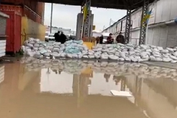 У Чернівцях підтоплено ринок Добробут, людей попереджають про другу хвилю підтоплення (фото, відео)
