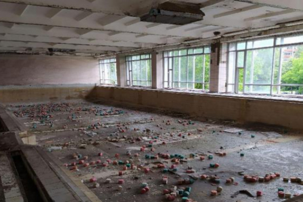 Обіцянки мера: вже майже 5 років басейн школи №27 у Чернівцях залишається руїною (відео)