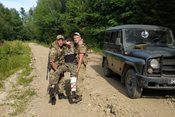 Буковинським прикордонникам довелося стріляти та надавати меддопомогу контрабандистам-втікачам