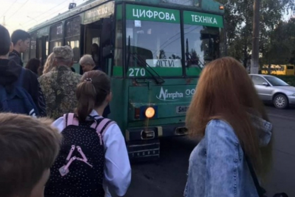 Відтепер у Чернівцях курсуватиме шкільний тролейбус