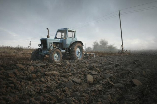 Трагедія на Буковині: п'яний чоловік намагався застрибнути у трактор