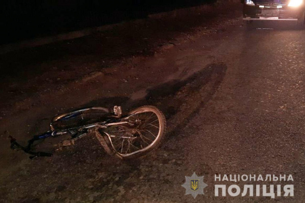 Внаслідок наїзду мікроавтобуса на Буковині постраждав неповнолітній велосипедист