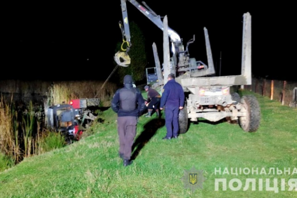На Буковині трактор перекинувся в озеро: водій загинув