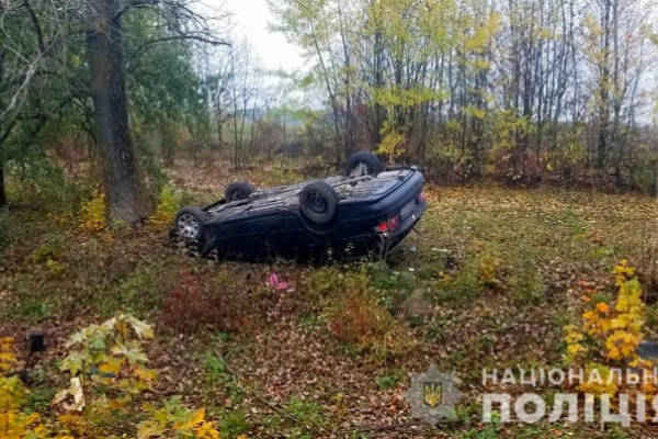 На Буковині внаслідок перекидання авто постраждала 19-річна дівчина