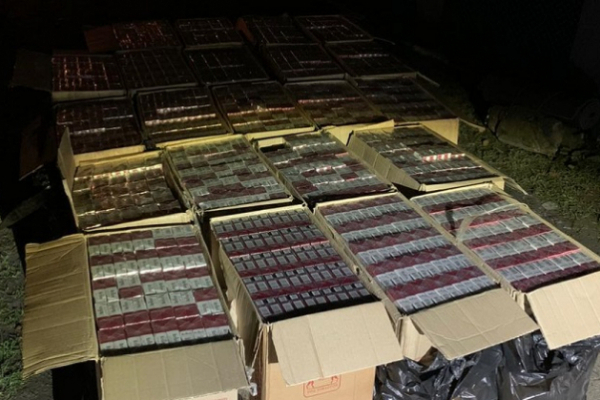 На Буковині контрабандисти покинули у лісі 15 тисяч пачок цигарок