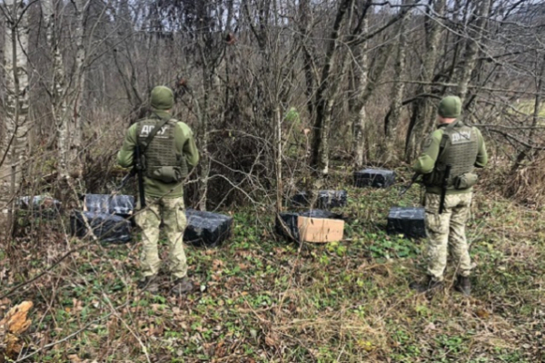 Буковинські прикордонники пострілами зупиняли контрабандистів: порушники втекли