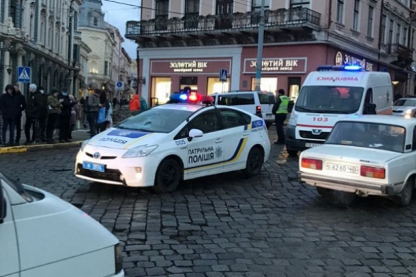 Біля Чернівецької міськради поліцейське авто збило жінку (відео)