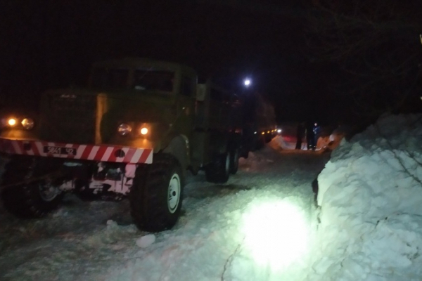 Рятувальники у різних районах звільнили із снігової пастки вантажівки, цивільний транспорт і авто швидкої допомоги