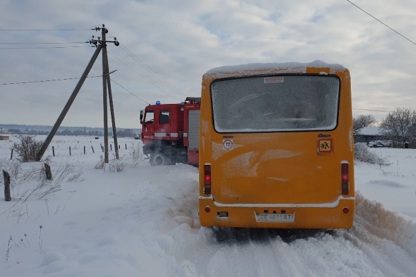 Вижницькі рятувальники визволили шкільний автобус із снігової пастки