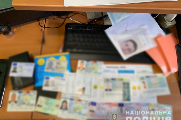 Підробляли документи громадян України та Євросоюзу. Поліція викрила злочинну групу