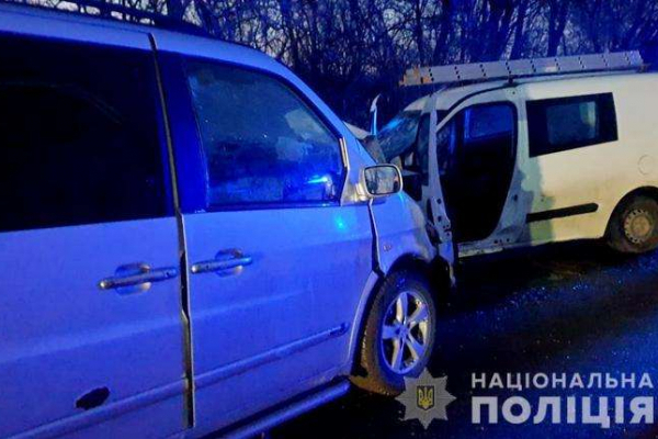 Внаслідок зіткнення автомобілів на Буковині постраждали люди (фото)