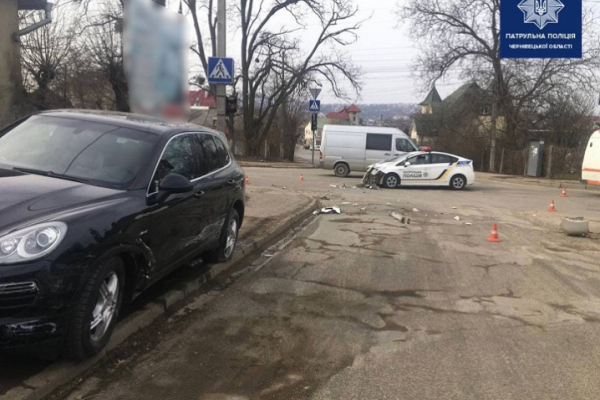 ДТП у Чернівцях: водійка на Porsche врізалася у авто патрульних