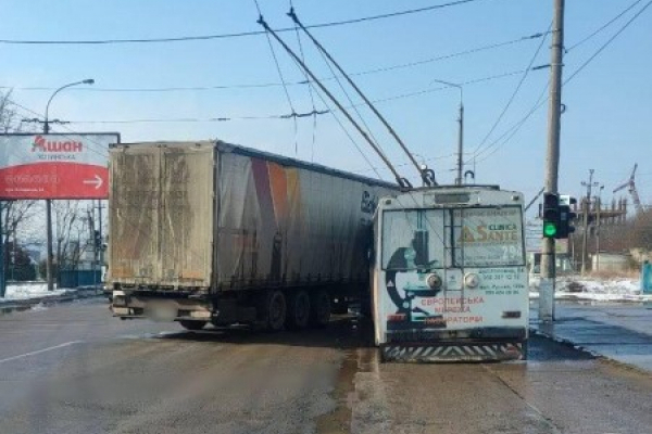 На Хотинській у Чернівцях зіштовхнулися тролейбус і вантажівка