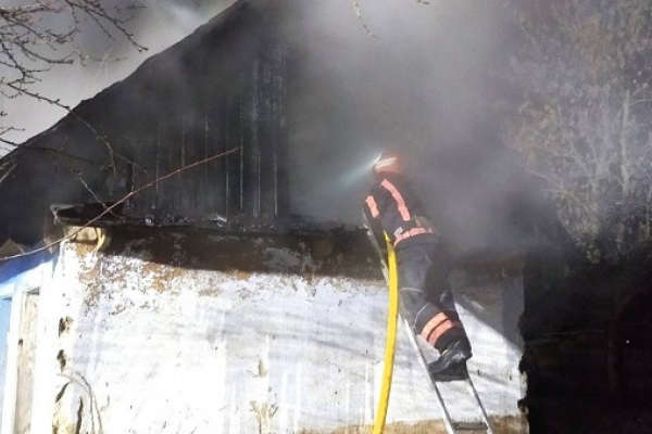 На Буковині під час пожежі двоє дітей отруїлися чадним газом