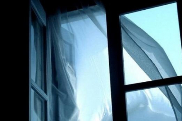 У Чернівцях літня жінка розбилася на смерть, випавши з вікна
