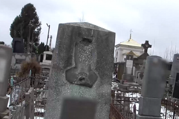 Буковинець протягом 2-х місяців викрадав надгробні пам`ятники