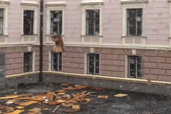 У Чернівецькій облраді вирішили утилізувати старі меблі через вікно четвертого поверху (відео)