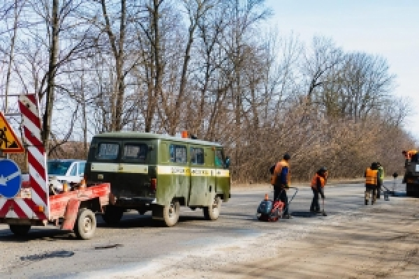 На головних транспортних артеріях Чернівецької області латають ями