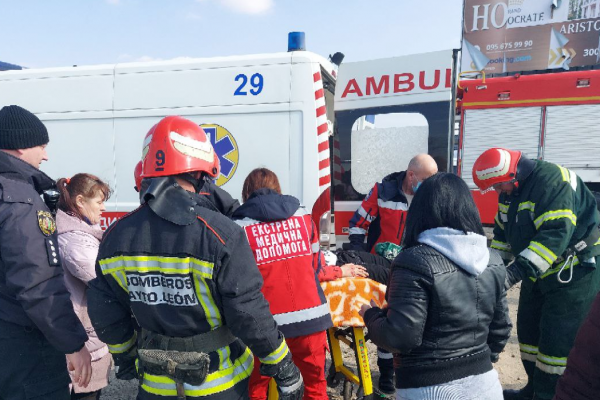 У Дубівцях рятувальники деблокували із автомобіля дитину, що постраждала під час ДТП (ФОТО)