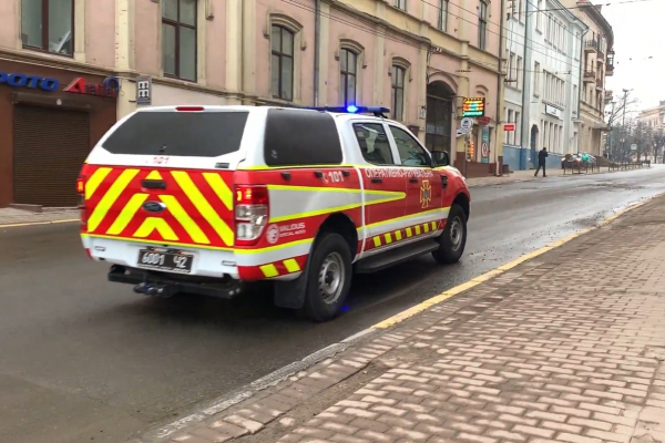 Рятувальники у Чернівцях інформують населення про карантинні вимоги через автівки з гучномовцями