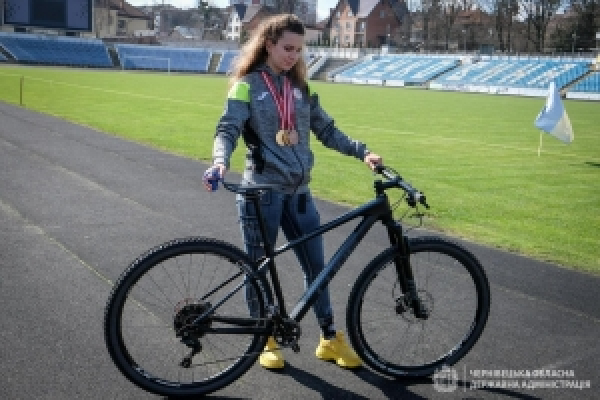 Буковинська Чемпіонка Європи з велоспорту отримала сучасний велосипед для тренувань