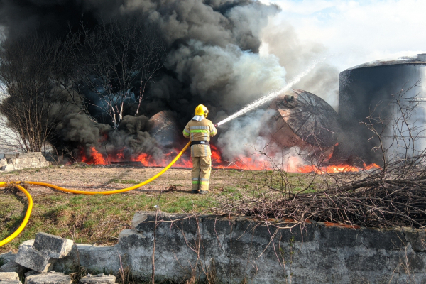 Внаслідок пожежі на колишній нафтобазі у Новоселиці знищено ємності для зберігання мазуту