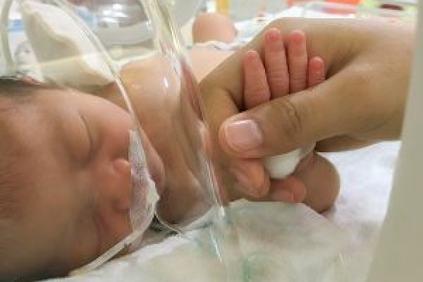 До реанімації у Чернівцях у важкому стані потрапило шестиденне немовля. Підозрюють COVID-19