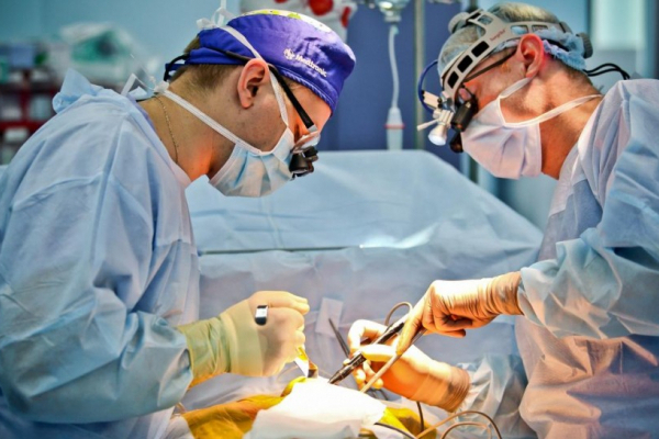 Унікальну операцію провели лікарі у Чернівецькій області пацієнтові, якому встромили ніж у серце