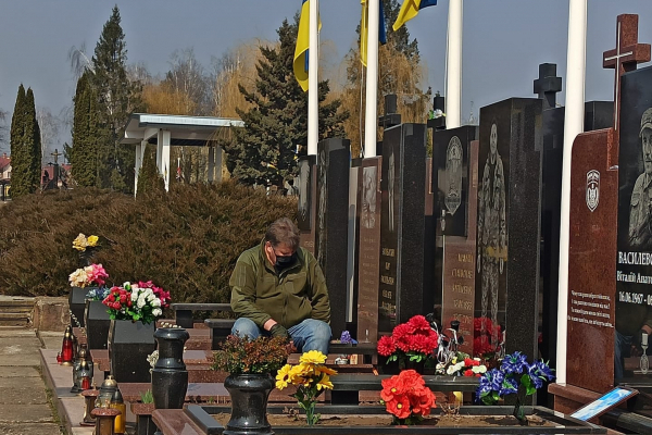 Світлина чернівчанина, який втратив двох синів у війні на Донбасі, розчулила всю Україну