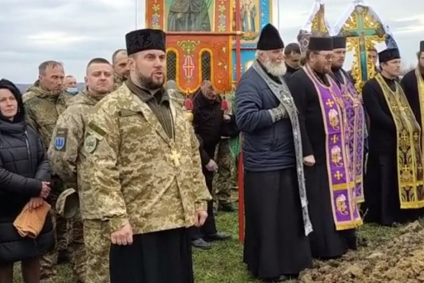 Священники Московського патріархату на Буковині покинули похорон українського Героя 