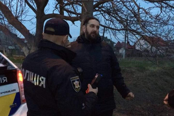На Буковині затримали за кермом п'яного московського попа. Батюшка лаявся та погрожував поліцейським (ФОТО)