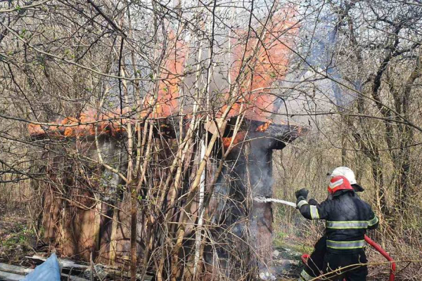 На Буковині внаслідок дитячих пустощів з вогнем згоріла господарська будівля
