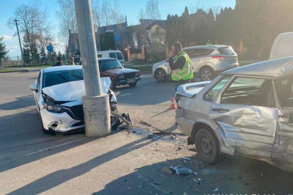 Дві автівки розбилися на вулиці Воробкевича у Чернівцях. Потерпілих у ДТП відправлено до лікарні
