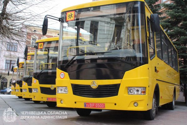 Десять новеньких шкільних автобусів передали сьогодні буковинським громадам
