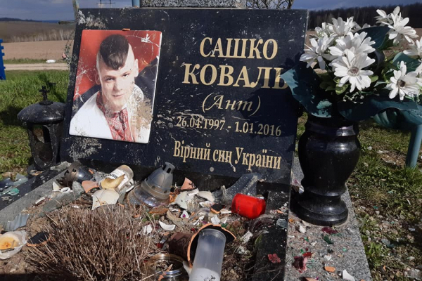 У Хотині невідомі понівечили могилу юного захисника України (ФОТО)