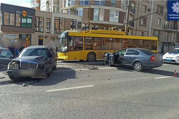 Нетверезий водій вчинив потрійну ДТП на пожвавленій вулиці Чернівців і заблокував рух тролейбусів