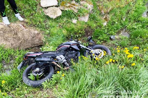 Мотоцикліст на Буковині вилетів до кювету і отримав перелом основи черепа