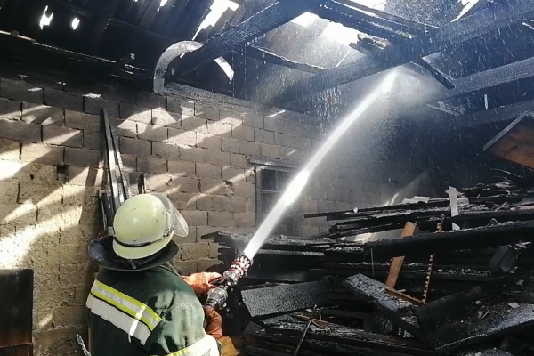 Пожежники на Буковині врятували від знищення господарську будівлю і житловий будинок